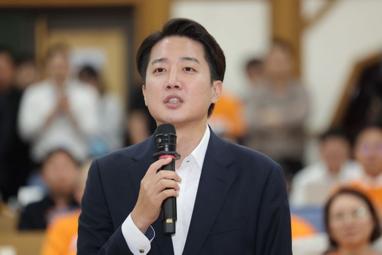 개혁신당 이준석 대선 후보가 지난달 3일 방송 3사 출구조사 발표를 확인한 뒤 서울 국회 여의도 의원회관에 마련된 당 개표상황실에 도착해 소감을 밝히고 있다. 연합뉴스