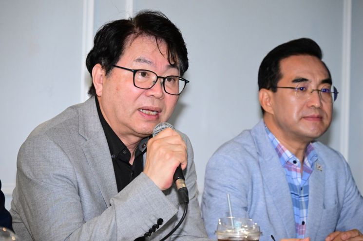 이한주 국정기획위원장이 13일 서울 종로구 한 카페에서 열린 기자간담회에서 발언하고 있다. 연합뉴스