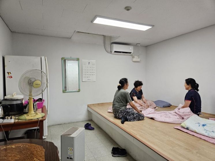성동구의 한 공동주택 미화원들이 에어컨이 설치된 휴게시설에서 휴식을 취하고 있는 모습. 성동구 제공.
