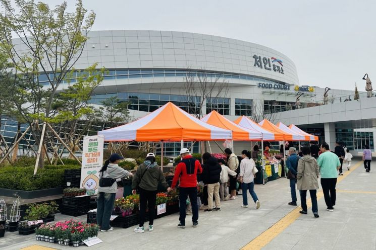 세종~포천고속도로 처인휴게소 이용객들이 용인시의 '로컬푸드 직거래 장터'를 둘러보고 있다. 용인시 제공