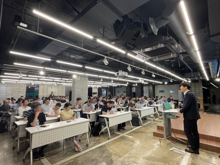 지난 8일 서울 강남구 마루180에서 열린 사업설명회에서 주사우디대사관 관계자가 사업 내용을 설명하고 있다. 벤처기업협회