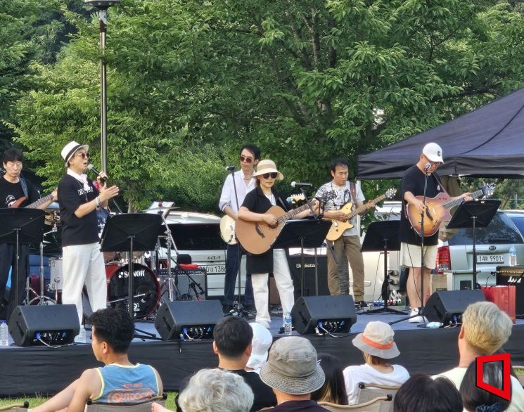 청양의 관광지에서 선보인 버스킹 모습/청양군