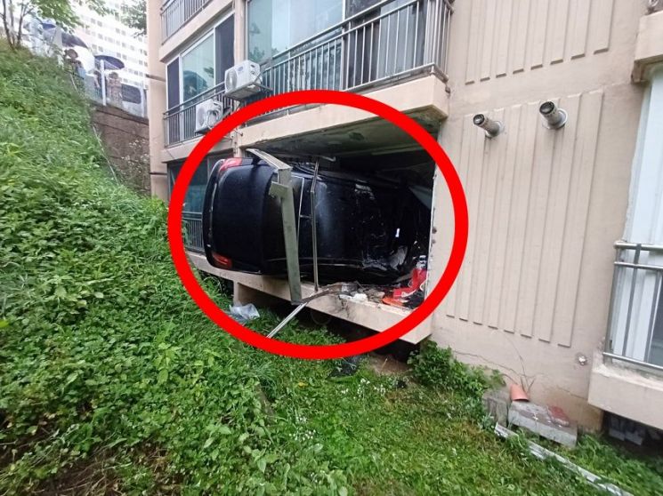 아파트 1층으로 돌진한 승용차. 천안동남소방서