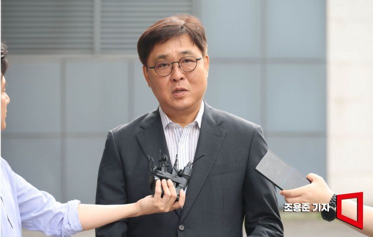 [포토] 취재진 질문에 답하는 최휘영 후보자