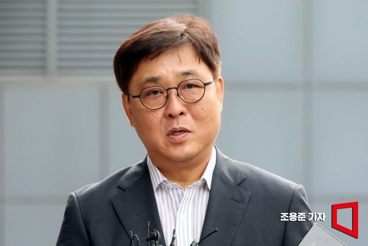 최휘영 문화체육관광부 장관 후보자가 14일 서울 종로구 국립현대미술관에 마련된 인사청문회 준비 사무실로 첫 출근하며 소감을 밝히고 있다. 조용준 기자