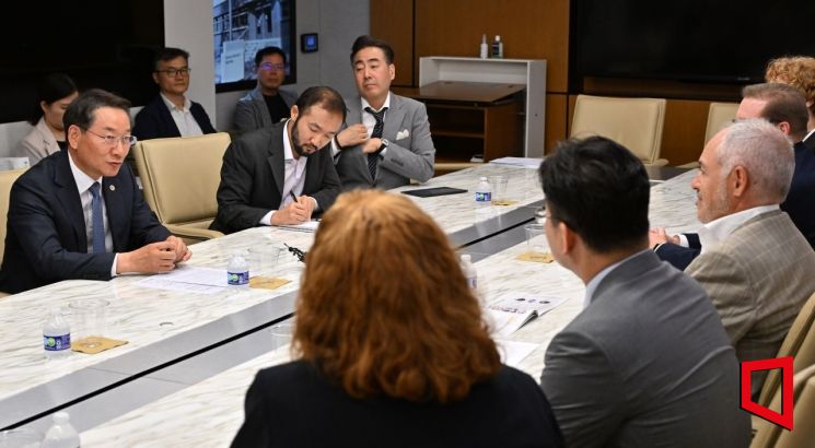 유정복 인천시장이 11일(현지시간) 미국 애틀란타 조지아 공과대학교에서 앙헬 카브레라(ngel Cabrera) 총장과 산학협력 방안 등을 논의하고 있다. 인천시 제공