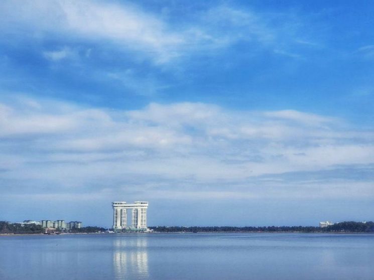 경포호에서 바라본 스카이베이호텔, 출처 : 한국관광공사