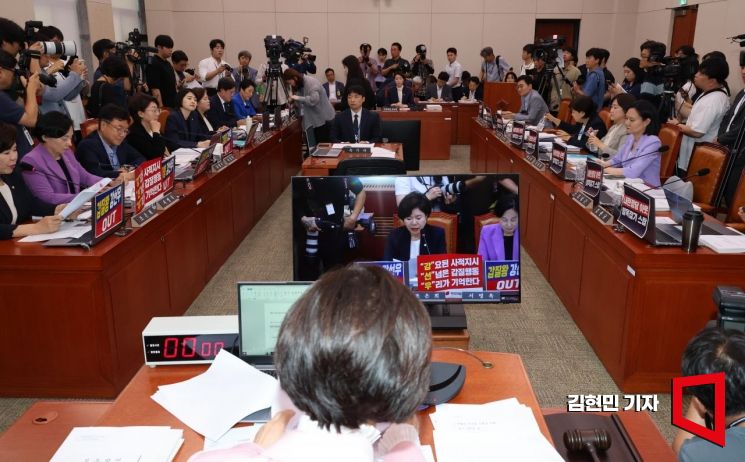 14일 국회 여성가족위원회에서 열린 강성우 여성가족부 장관 인사청문회에서 여야 의원석에 피켓이 붙어 있다. 2025.7.14 김현민 기자