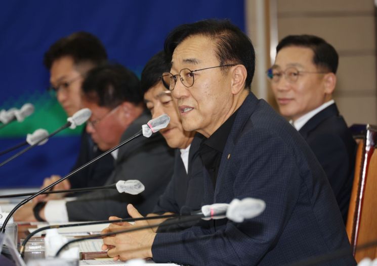 국토교통부 장관 후보자로 지명된 더불어민주당 김윤덕 의원(전주갑)이 11일 전북도청에서 열린 '전북 국회의원·도·시군 예산정책협의회'에 참석해 발언하고 있다. 연합뉴스