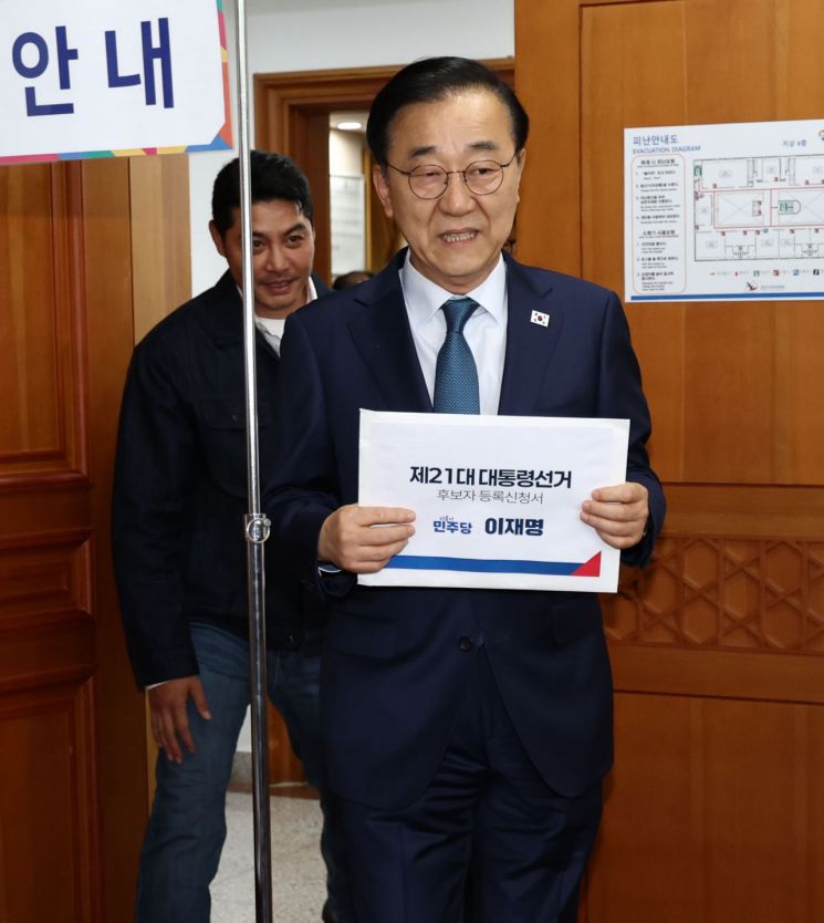지난 5월 10일 더불어민주당 김윤덕 사무총장이 경기도 과천 중앙선거관리위원회에서 이재명 당시 대선 후보의 제21대 대통령선거 후보 등록을 위해 입장하고 있다. 연합뉴스