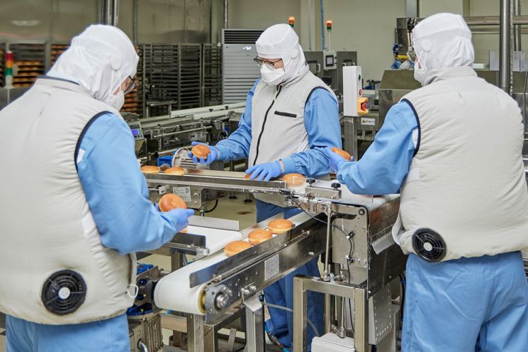 폭염 속 현장 근로자 건강 챙긴다…SPC그룹, 냉풍조끼 지급 