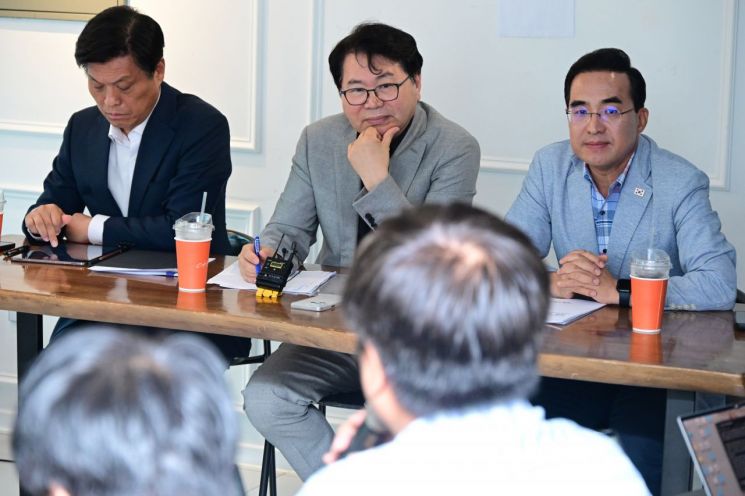 이한주 국정기획위원장이 13일 서울 종로구 한 카페에서 열린 기자간담회에서 취재진의 질문을 듣고 있다. 공동취재기자단 연합뉴스