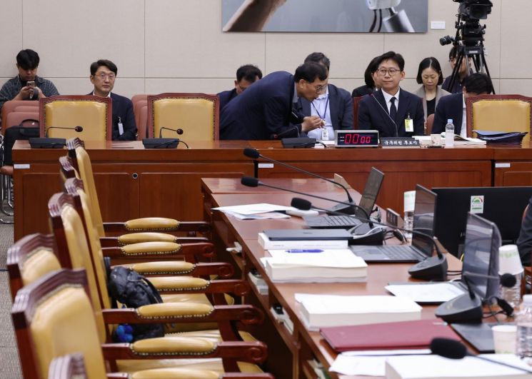 14일 서울 여의도 국회 과학기술정보방송통신위원회 전체 회의에서 열린 인사청문회에서 여야의원들이 퇴장한 가운데 배경훈 과학기술정보통신부 장관 후보자가 대기하고 있다. 연합뉴스