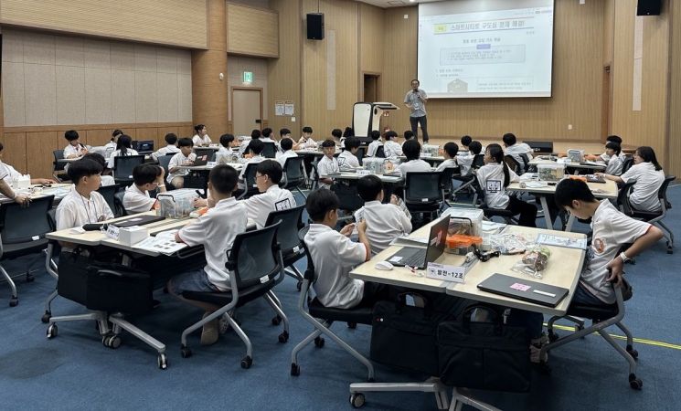 광주교육연구정보원, ‘AI와 협업으로 구도심을 살린다!’ 영재캠프 (주)레플러스 유병천 대표 '지역거점형 스마트시티 구축' 특강을 진행하고 있다. 광주시교육청 제공