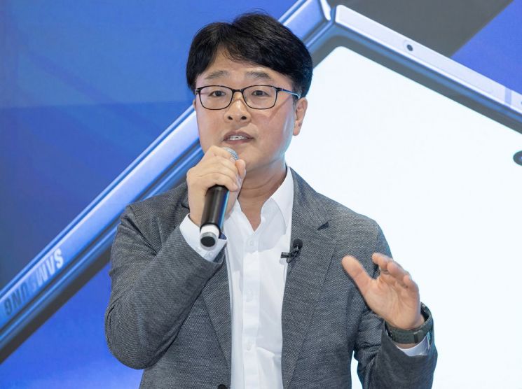 "더 얇은 폴더블은 '혁신'…내부 설계, 부품 배치까지 모든 걸 바꿨다" 