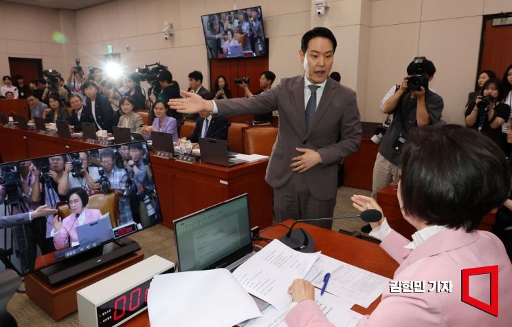 [포토] 강선우 청문회, 시작도 전에 '피켓 공방'…여야 고성