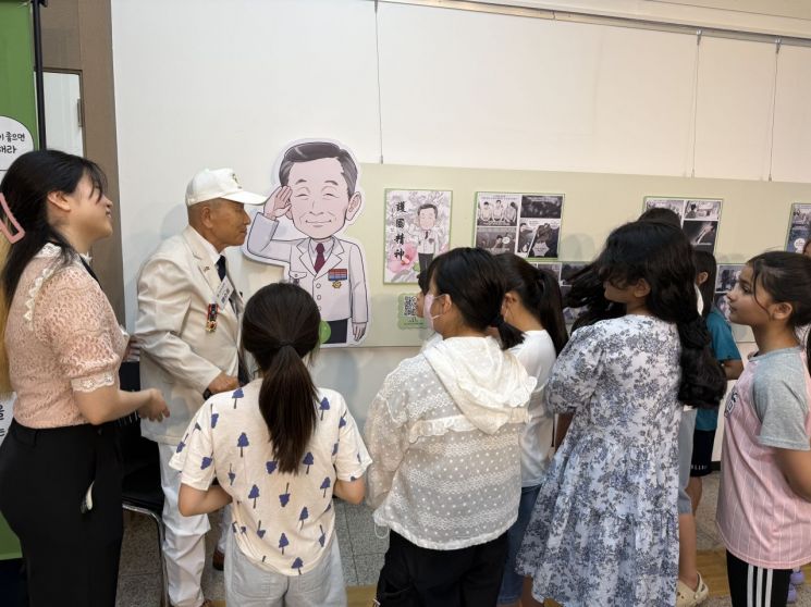 지난 13일까지 사흘간 경산시민회관에서 열린 '만화로 보는 시니어 전성시대' 전시장이 관람객들로 붐비고 있다