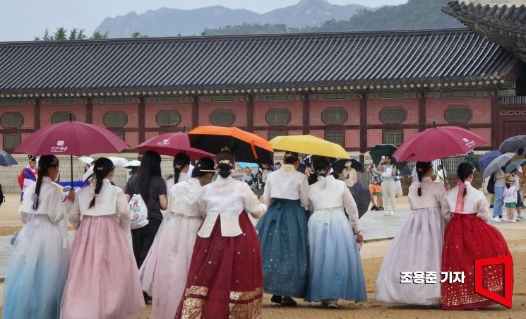 [포토] 알록달록 화려한 우중관광