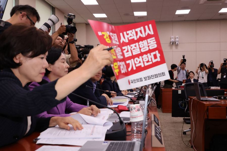 14일 국회 여성가족위원회에서 열린 강선우 여성가족부 장관 후보자 인사청문회에서 국민의힘 간사인 조은희 의원이 사퇴를 요구하는 피켓을 붙이고 있다.  연합뉴스