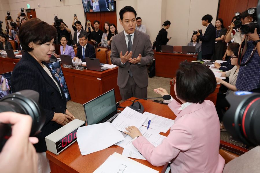14일 국회 여성가족위원회에서 열린 강선우 여성가족부 장관 후보자 인사청문회에서 이인선 위원장이 양당 간사에게 청문회 진행을 위한 조율을 요구하고 있다. 2025.7.14 김현민 기자