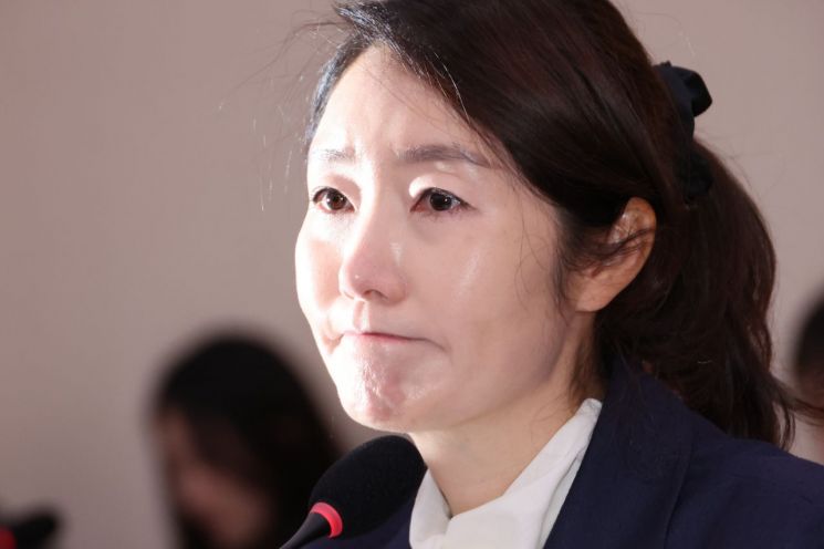강선우 여성가족부 장관 후보자가 14일 국회 여성가족위원회에서 열린 인사청문회에서 발달장애 자녀에 대한 질문을 받으며 눈시울을 적시고 있다. 연합뉴스
