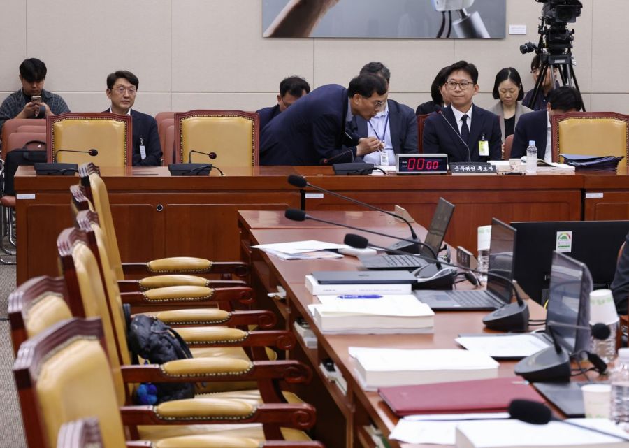 14일 서울 여의도 국회 과학기술정보방송통신위원회 전체 회의에서 열린 인사청문회에서 여야의원들이 퇴장한 가운데 배경훈 과학기술정보통신부 장관 후보자가 대기하고 있다. 2025.7.14 연합뉴스