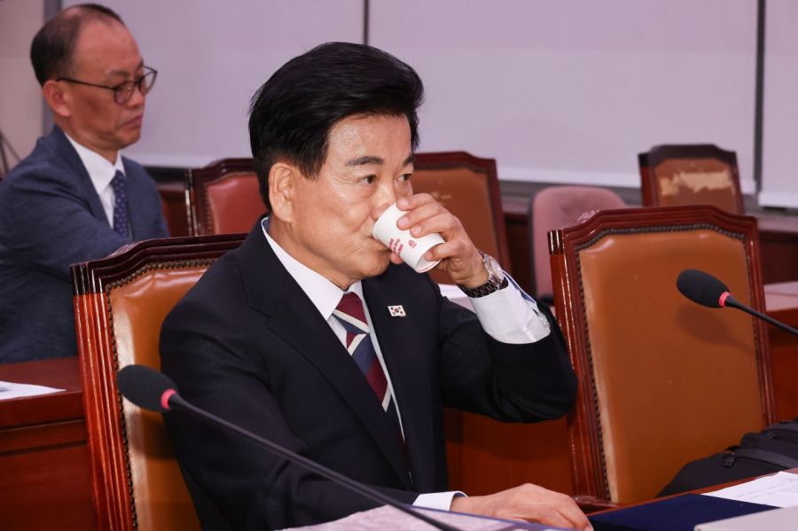 정동영 통일부 장관 후보자가 14일 국회 외교통일위원회에서 열린 인사청문회에서 물을 마시고 있다. 2025.7.14 연합뉴스