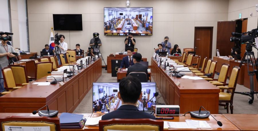 14일 서울 여의도 국회 과학기술정보방송통신위원회 전체 회의에서 열린 인사청문회에서 여야의원들이 퇴장한 가운데 배경훈 과학기술정보통신부 장관 후보자가 대기하고 있다. 2025.7.14 연합뉴스