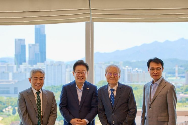 이재명 대통령이 지난 11일 서울 용산 대통령실 청사에서 언론인 오찬에 앞서 기념촬영을 하고 있다. 왼쪽부터 정규재 전 한국경제신문 주필, 이 대통령, 조갑제 '조갑제닷컴' 대표, 이규연 대통령실 홍보소통수석. 연합뉴스