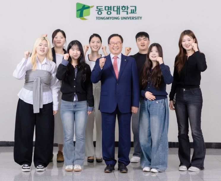 이상천 동명대 총장(앞줄 맨 가운데)과 학생들.