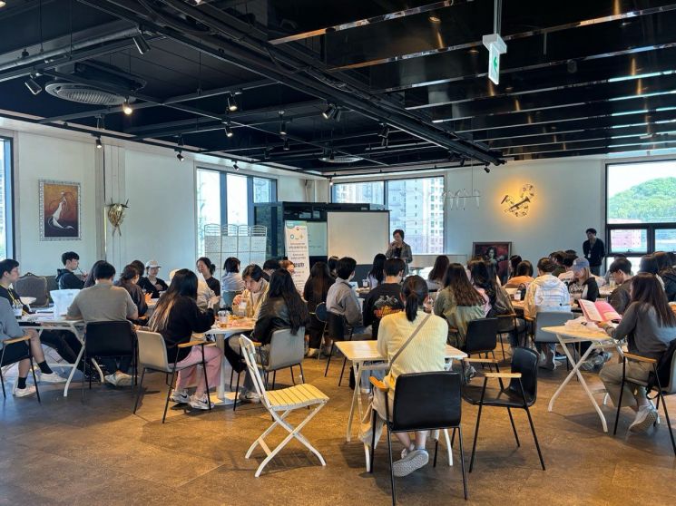 이천시가 마련한 청년도전지원사업 참가자들이 취업 역량 강화를 위한 프로그램에 참가하고 있다. 이천시 제공