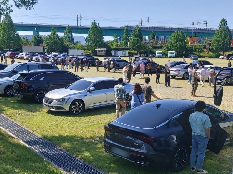 가평군이 제3수송교육연대의 교육생 면회장소가 부대 내에서 자라섬 주차장으로 변경됨에 따라 연간 약 4만명의 면회객이 가평을 찾을 것으로 예상하고있다. 가평군 제공