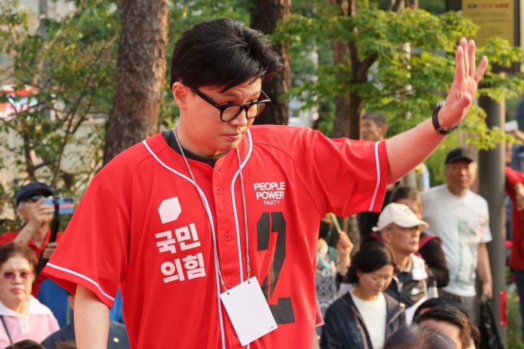 국민의힘 한동훈 전 대표가 지난 5월26일 서울 도봉구 방학사거리에서 열린 국민의힘 김문수 대선 후보의 집중유세에서 김 후보 지지를 호소하고 있다. 연합뉴스