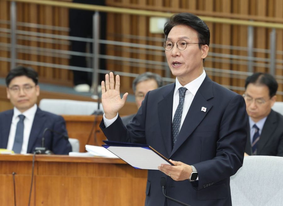 김민석 국무총리 후보자가 24일 서울 국회에서 열린 인사청문회에서 선서하고 있다. 연합뉴스