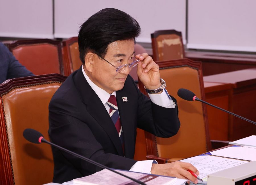 정동영 통일부 장관 후보자가 14일 국회 외교통일위원회에서 열린 인사청문회에 출석해 의원들을 바라보고 있다. 연합뉴스