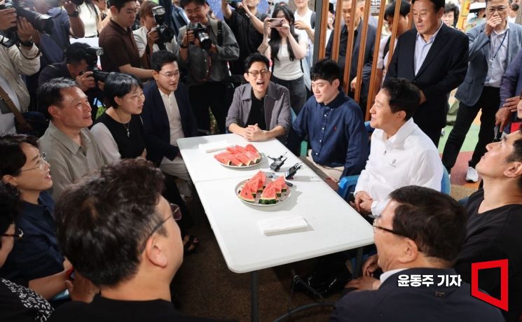 [포토] 재개발 지역 주민들 만나는 오세훈 시장