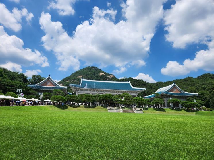 지난 10일 청와대 본관을 관람하려는 줄이 길게 늘어서 있다. 30분 이상 기다려야 관람 할 수 있었다. 사진=소종섭