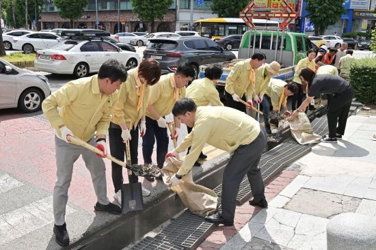 광주시 서구의회가 지난 11일 신세계 백화점 사거리 인근에서 관내 침수 우려 지역을 대상으로 예찰 활동 및 배수로 정비 봉사활동을 실시했다. 서구의회 제공