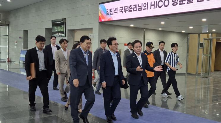 김학홍 경북도 행정부지사(오른쪽)가 경주를 방문한 김민석 국무총리(중앙)를 수행하면서 경주 APEC 준비상황을 보고하면서 특별교부세 250억원 지원 등을 요청하고 있다.