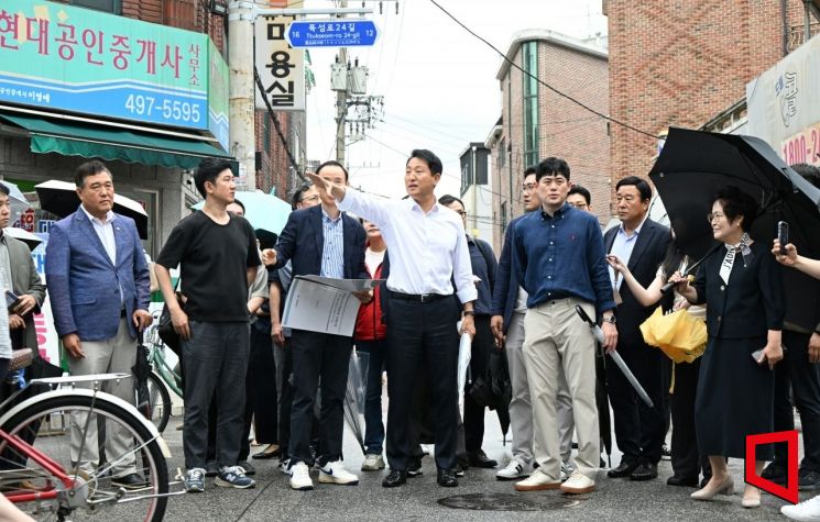 14일 서울 광진구 자양4동 재개발 현장을 방문한 오세훈 서울시장이 지역을 둘러보고 있다. 서울시 제공