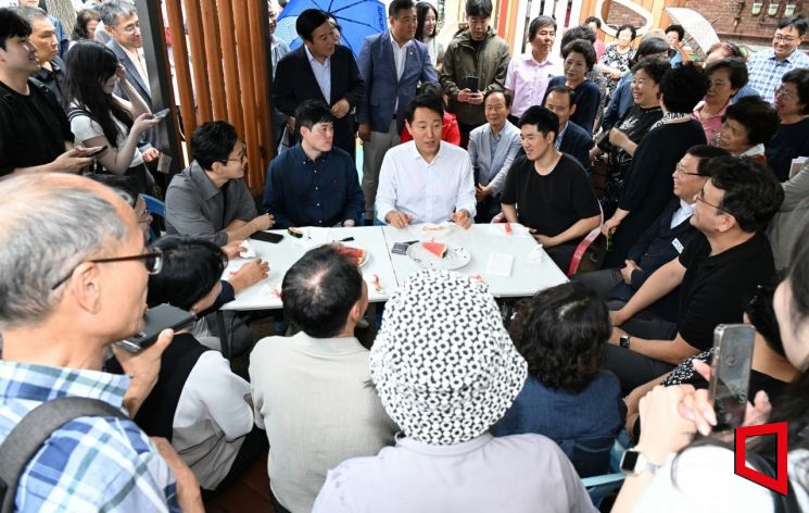 14일 서울 광진구 자양4동 재개발 현장을 방문한 오세훈 서울시장이 지역 주민과 간담회를 갖고 있다. 서울시 제공