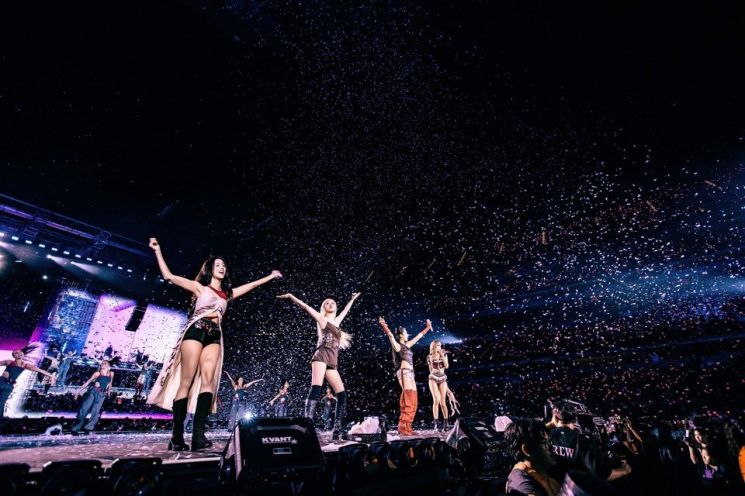블랙핑크가 지난 12일 미국 로스앤젤레스 소파이 스타디움에서 'BLACKPINK WORLD TOUR <DEADLINE> IN LOS ANGELES'를 열고 현지 팬들과 만나고 있다. YG엔터테인먼트