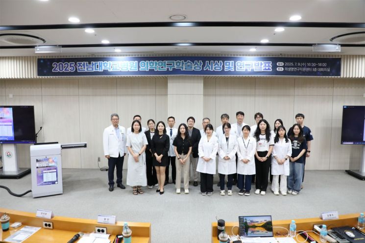 전남대병원 의생명연구원이 최근 의생명연구지원센터 1층 대회의실에서 의학연구학술상 시상식 및 연구발표 심포지엄을 개최했다. 전남대병원 제공