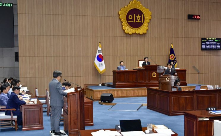 이명노 광주시의회 의원이 14일 본회의장에서 시정질문을 통해 도심 흉물로 방치되고 있는 서진병원 건축물에 대한 광주시의 대책을 촉구하고 있다. 광주시의회 제공