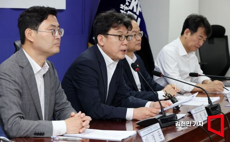 진성준 더불어민주당 정책위의장이 15일 국회의원회관에서 열린 폭염 대책 당정 간담회에서 발언하고 있다. 2025.7.15 김현민 기자
