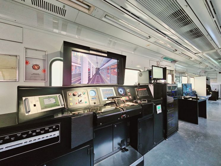 40년 전 첫 전동차, ‘달리는 유산’서 살아있는 전시관으로… 부산교통공사, 특별전시 개최