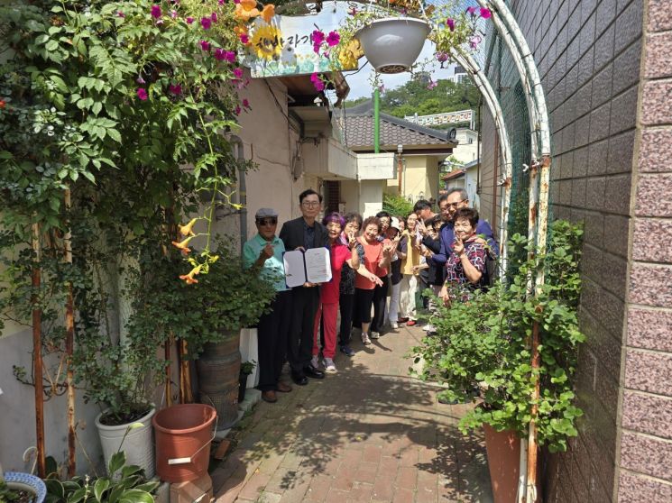 '달성토성마을 골목정원'이 대구 첫 공동체 정원으로 지정됐다는 소식이 전해지면서 이곳 주민들이 축하를 하고 있다.