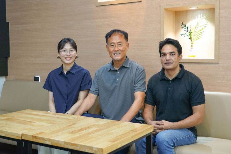 (왼쪽부터) 전기전자컴퓨터공학과 최영인 학생, 이흥노 교수, 데이비드 사뮤엘 바티(David S. Bhatti) 연구원.GIST 제공