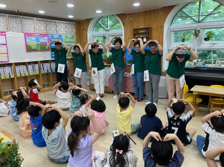 용인시가 세대 연계 환경교육 프로그램으로 마련한 '환경실천 서포터즈 용인 Eco 조아용'에서 어르신들이 어린이들에게 환경 교육을 하고 있다. 용인시 제공