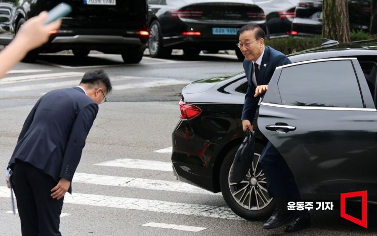 [포토] 김윤덕 국토부 장관 후보자, 청문회 준비 출근